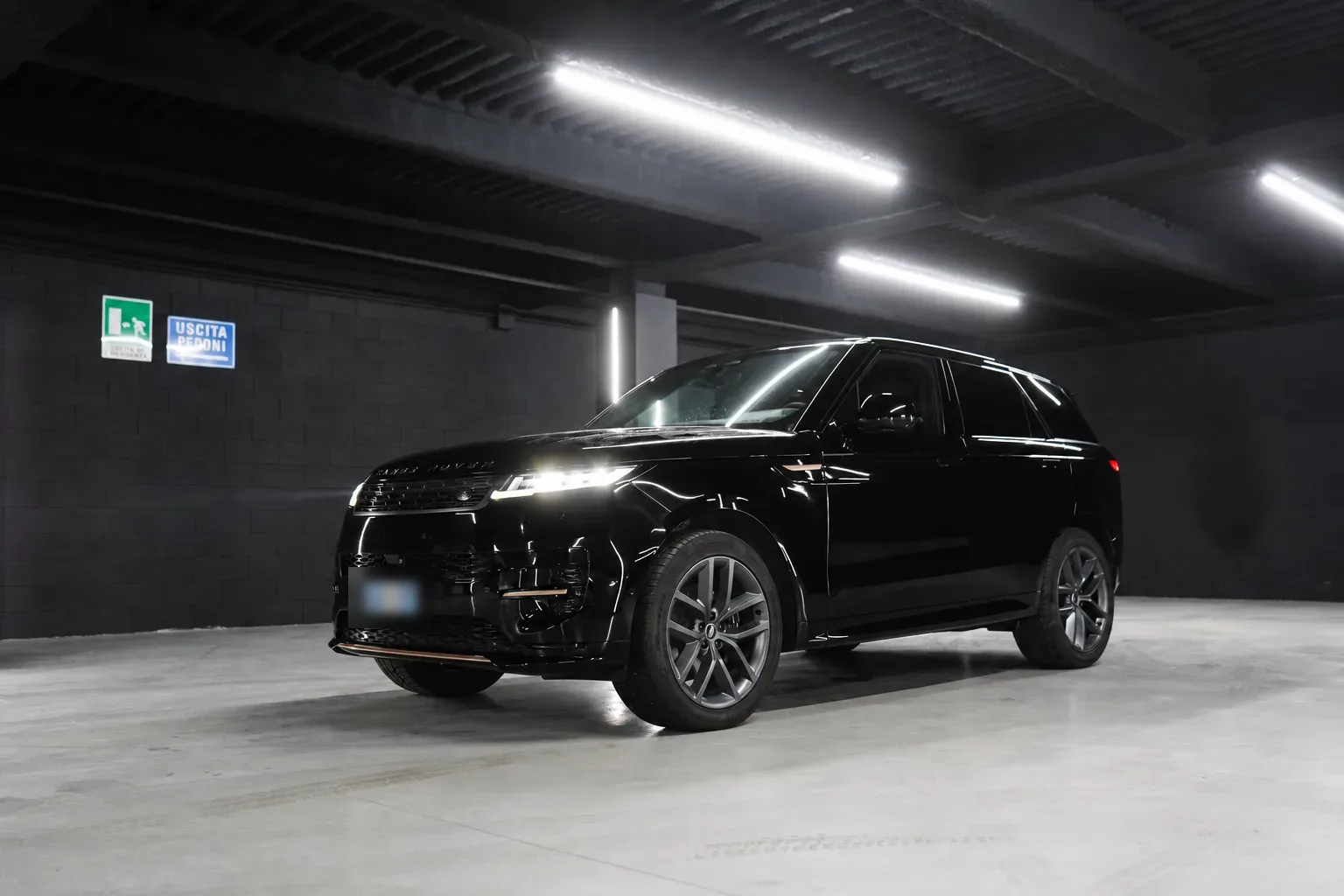 Noleggio Land Rover Sport Nero 2022 Nero Santorini a Taormina | Rial Rent