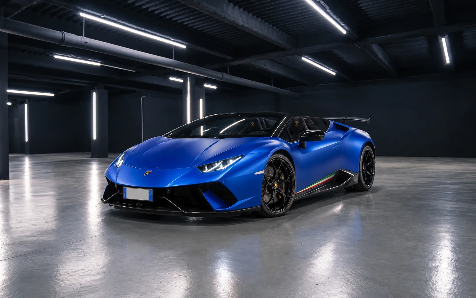 Noleggio Lamborghini Huracán Performante Spyder 2018 Blu a Taormina | Rial Rent