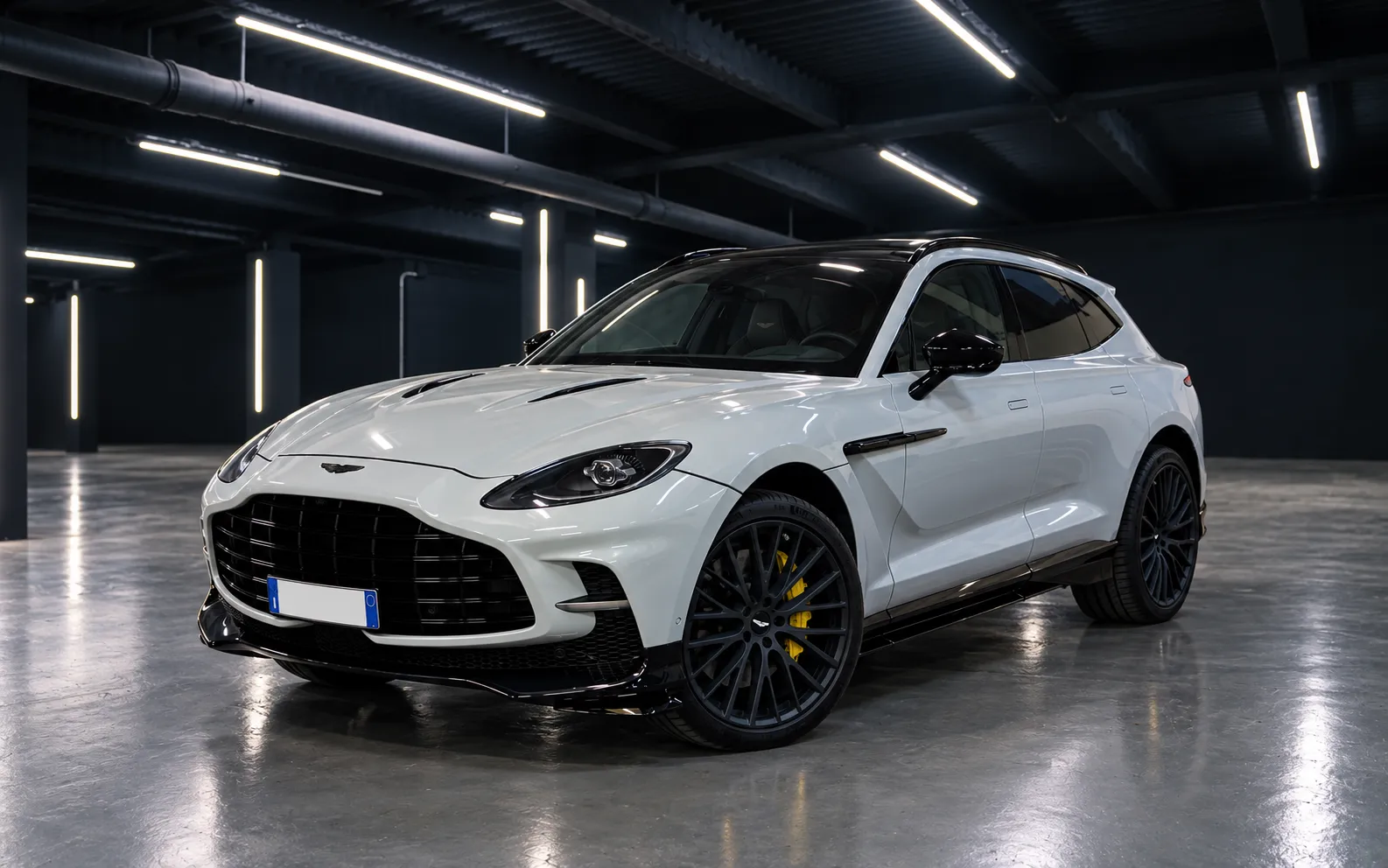 Noleggio Aston Martin DBX707 2023 Bianco a Taormina | Rial Rent