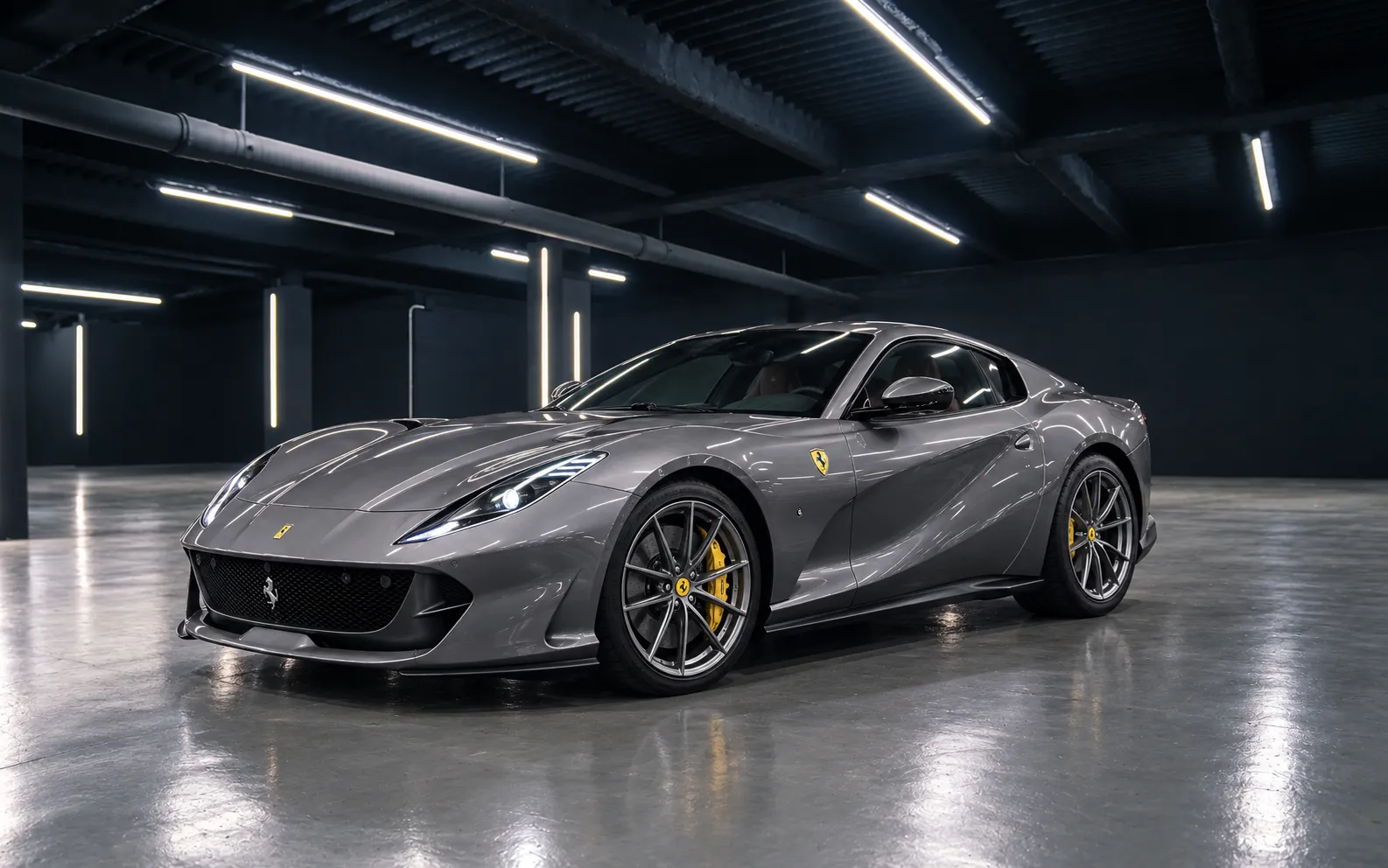 Noleggio Ferrari 812 Superfast 2019 Grigio Argento a Taormina | Rial Rent