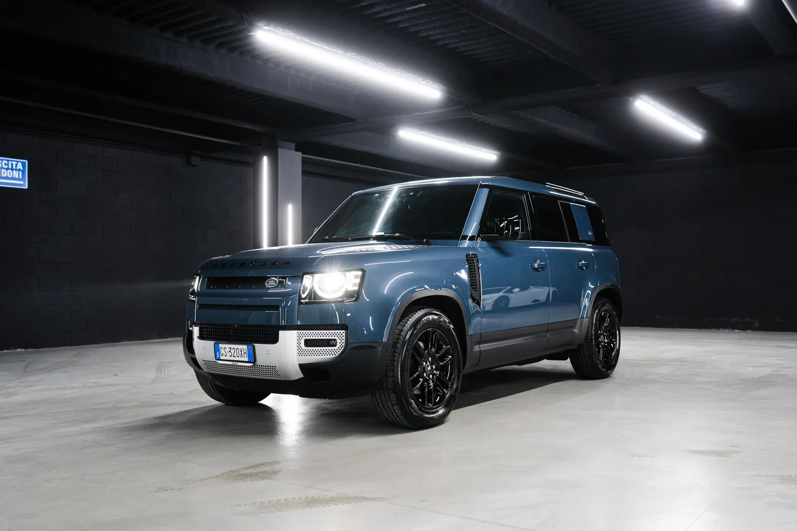 Noleggio Land Rover Defender 110 2024 Blu Tasman a Taormina | Rial Rent