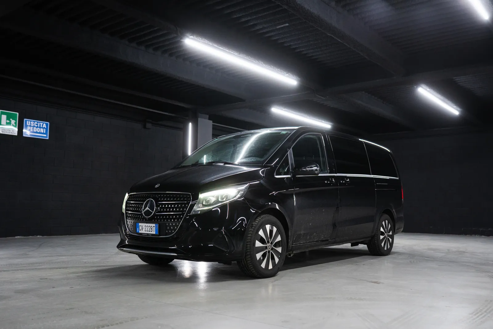 Noleggio Mercedes V250d 2024 Nero a Taormina | Rial Rent