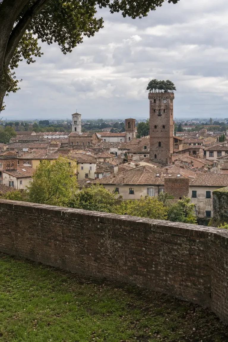 Noleggio auto di lusso a Lucca