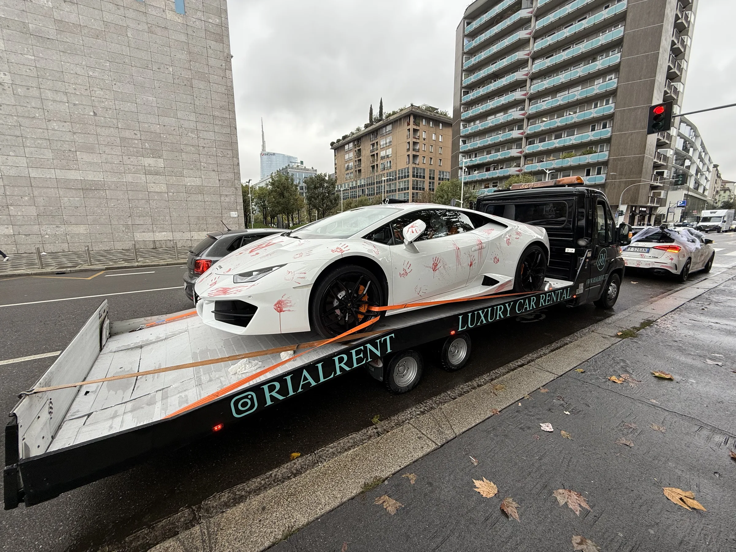 Lamborghini «splatter» a Milano: la trovata di Halloween che ha conquistato la città